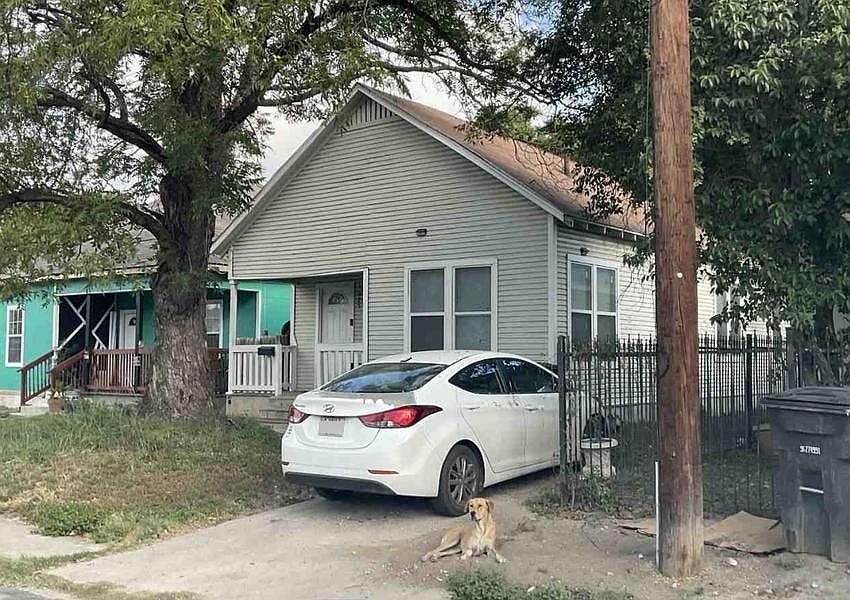 1st image of 1025 Menchaca St