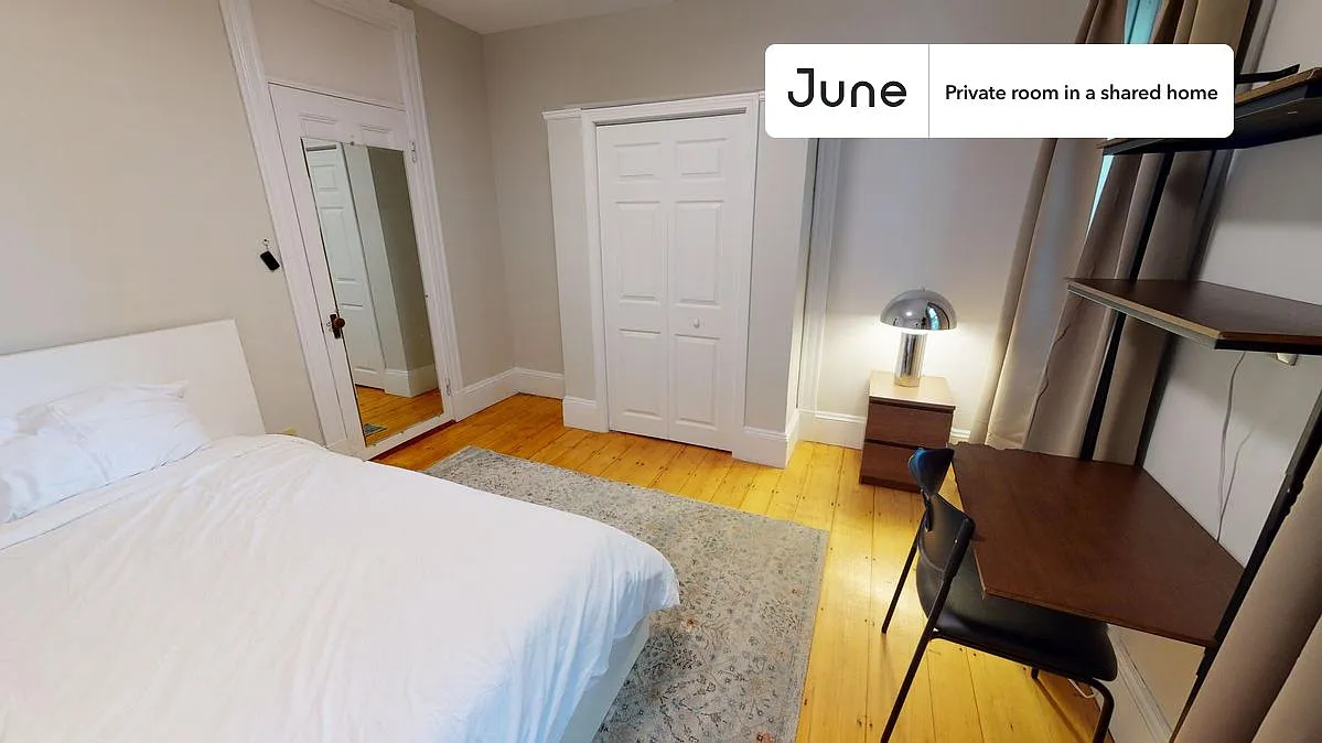 Queen bedroom in 4 bed/1 bath home in Inman Square #751 C — Photo 3