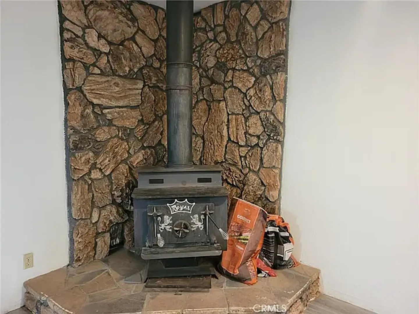Magalia-2 bed 2 bath home with garage. Natural Landscaping, wood stove — Photo 4