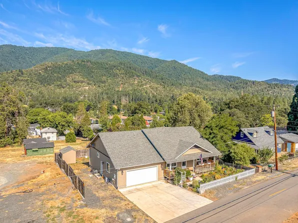 803 Broadway St, Rogue River, OR 97537