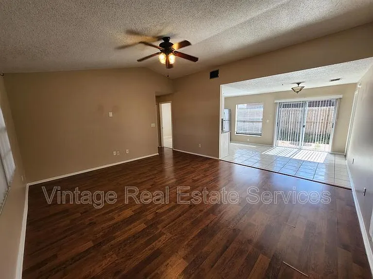 905 Old Field Dr — Photo 7