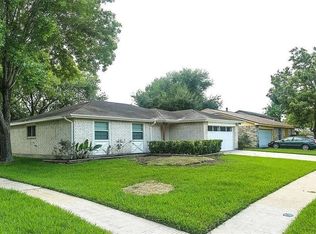 6215 Vinewood Ln, League City, TX 77573