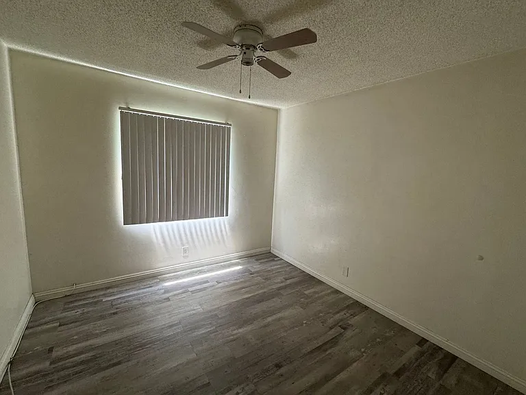 331 E Live Oak St — Photo 33