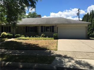 1585 Dorthen St, Grosse Pointe Woods, MI 48236