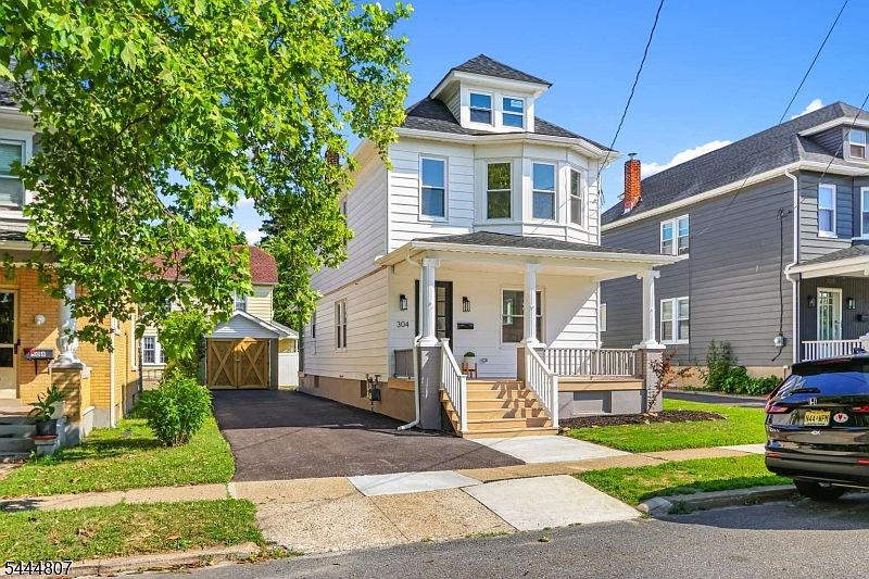 1st image of 304 Irwin St