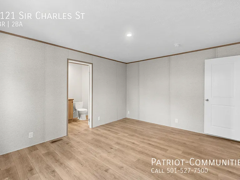 1121 Sir Charles St — Photo 11