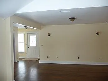 3 bed, 1069 sqft, $3,100 — Photo 3