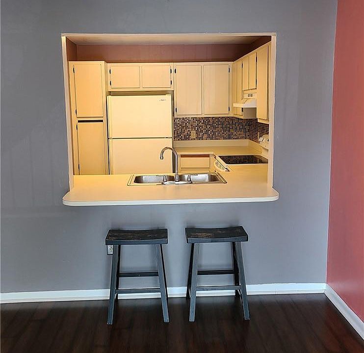 1st image of 421 SE 10th Street #202-A