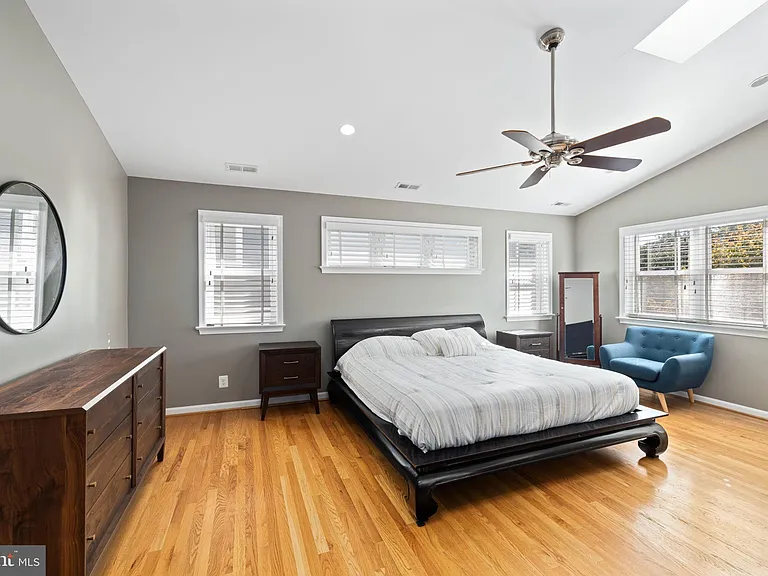 1604 N Edgewood St — Photo 28