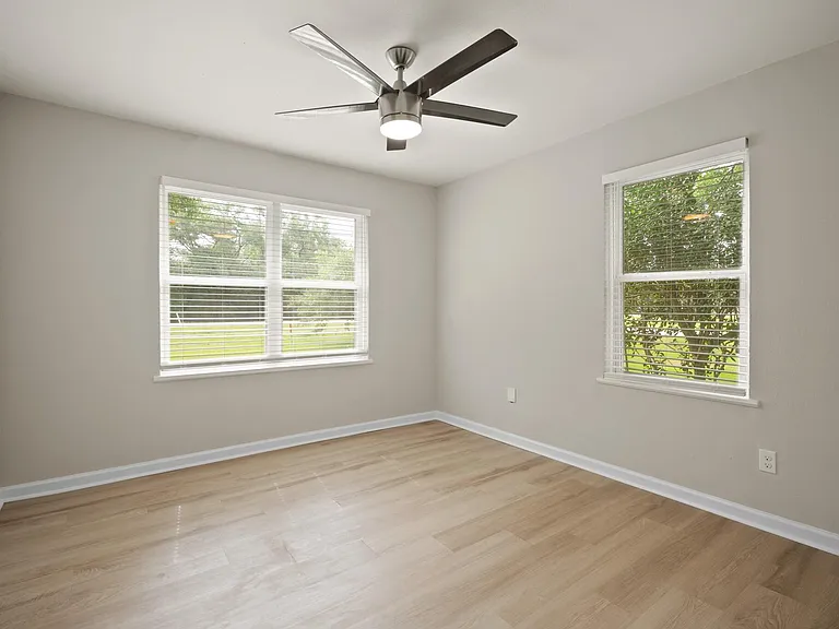 2122 Stadium Dr — Photo 7