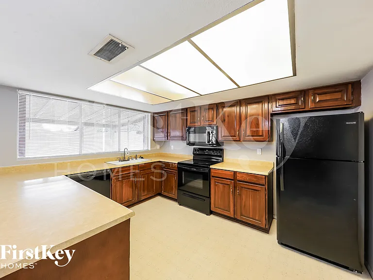 3730 W Hartford Ave — Photo 7