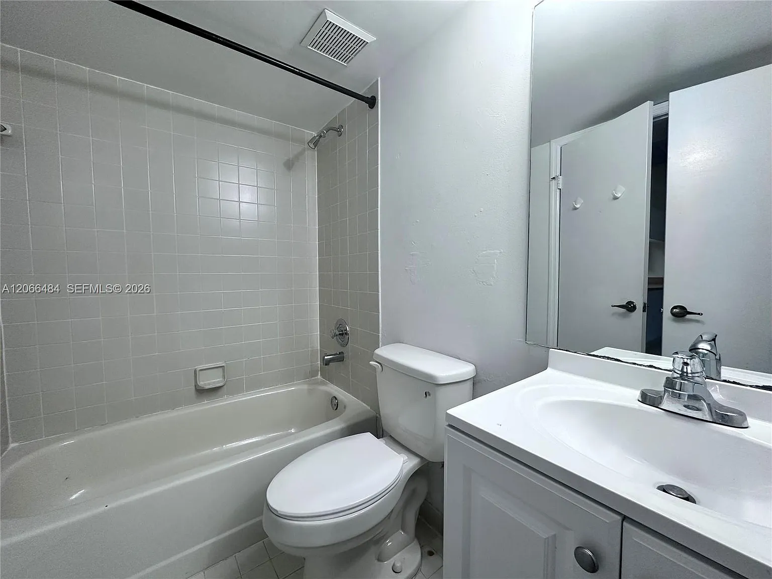 Lago Grande Five-C Condo — Photo 4