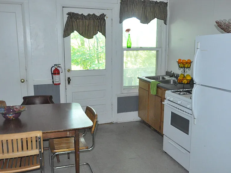 118 Ferris Pl — Photo 2