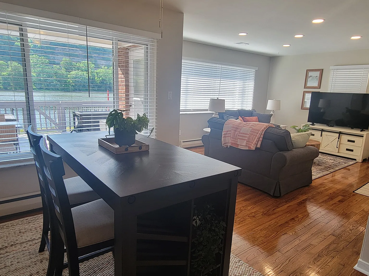 2 bed, 1600 sqft, $1,900 — Photo 4