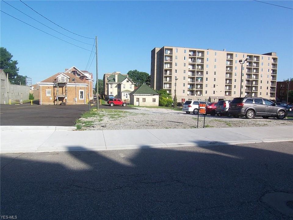 1st image of 1025 Avery St