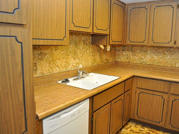 3rd image of 310 Shadybrook Ln