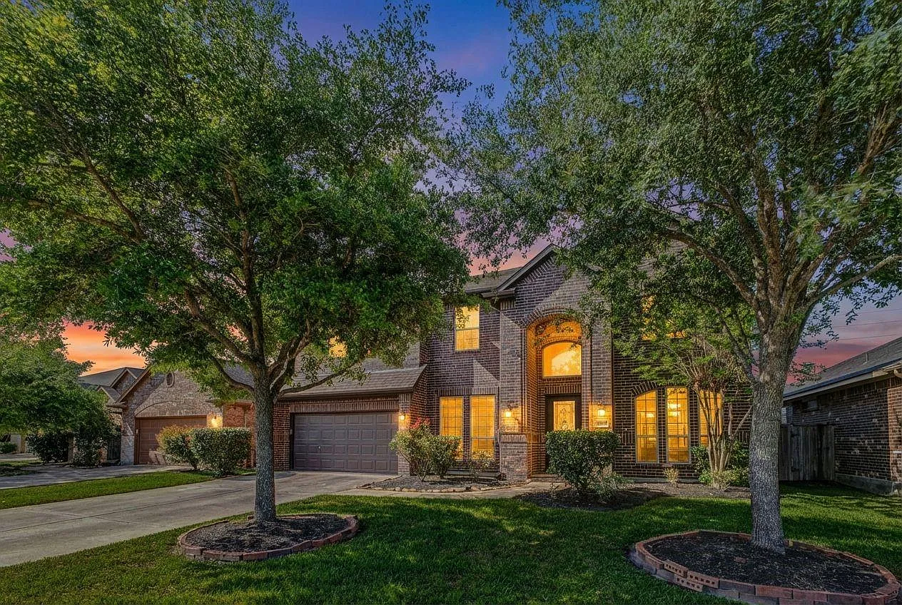 6 bed, 4.0 bath, 4252 sqft, $4,600 — Photo 2