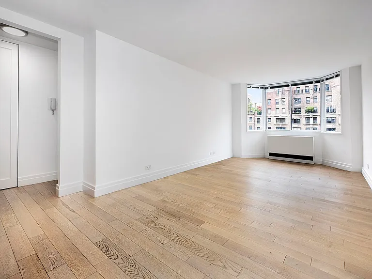 429 E 52nd St #11D — Photo 2