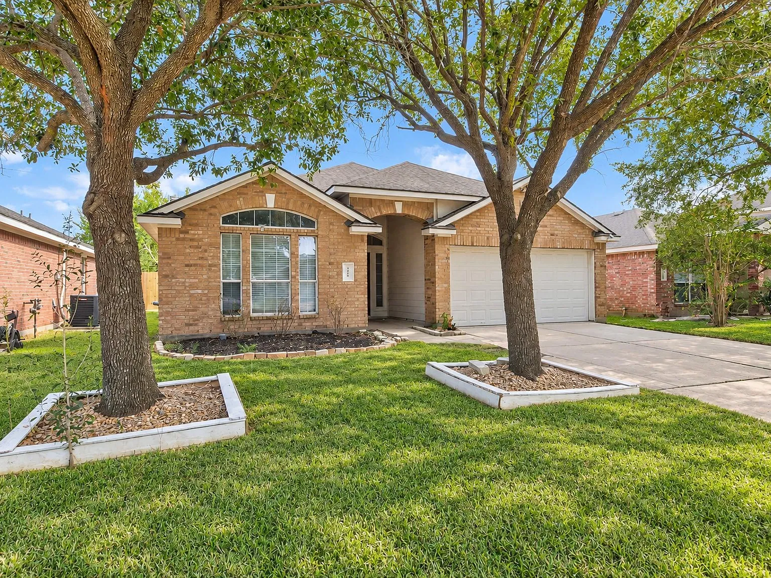4 bed, 2.0 bath, 1806 sqft, $2,100 — Photo 3