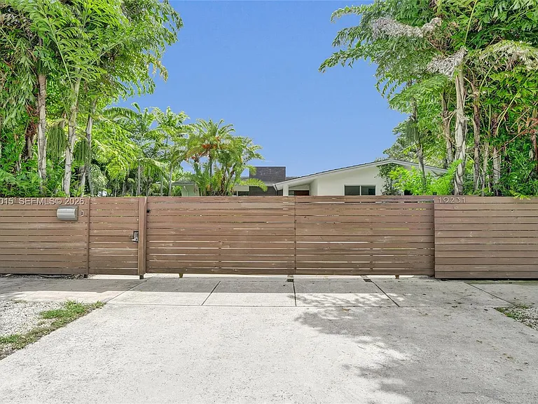 19231 NE 22nd Ave — Photo 57