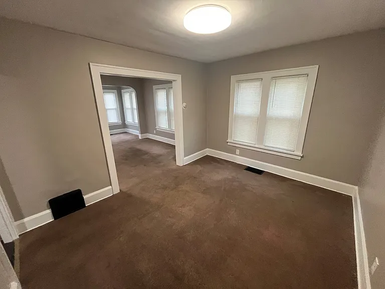 1126 Ardmore Ave SW — Photo 4