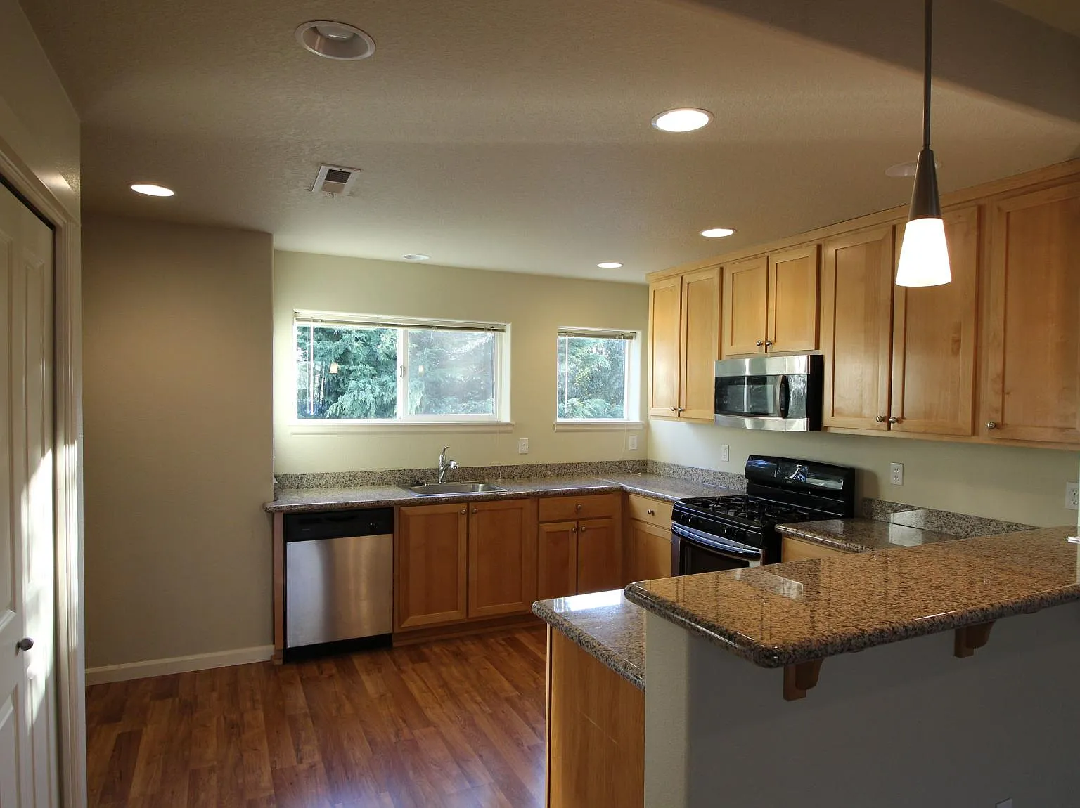2 bed, 2.5 bath, 1326 sqft, $2,050 — Photo 4