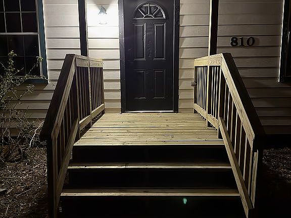 4th image of 810 Wright St