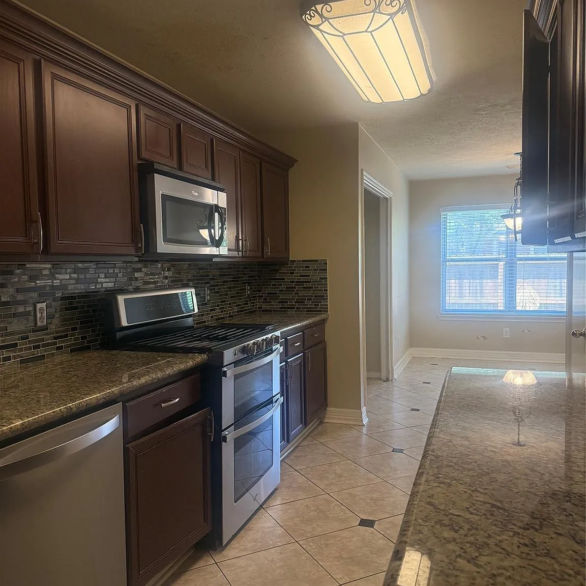 4 bed, 2.0 bath, 2200 sqft, $2,200 — Photo 4