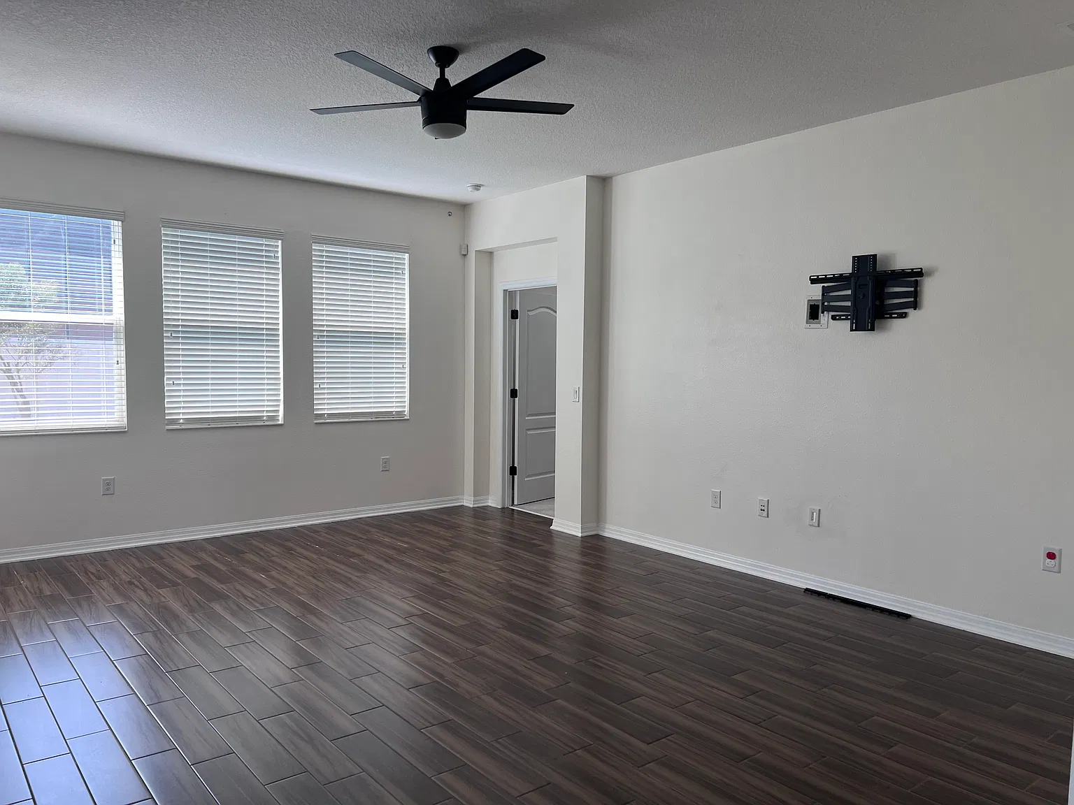 4 bed, 2195 sqft, $3,200 — Photo 3