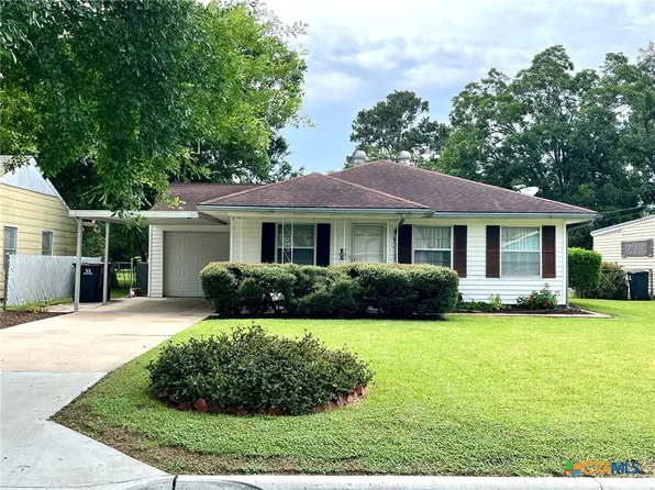 208 Brown St, Edna, TX 77957