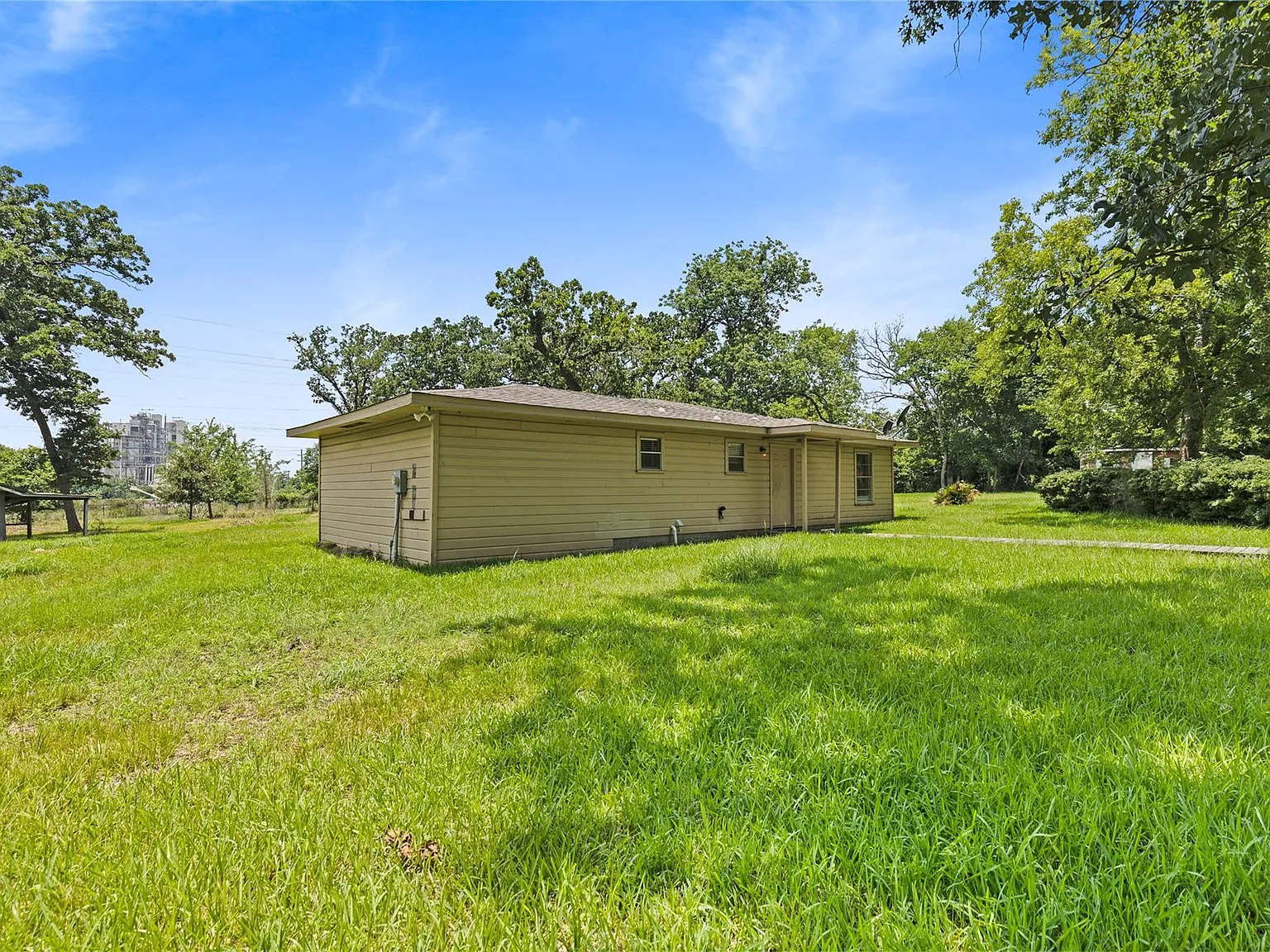 2 bed, 1.0 bath, 1144 sqft, $5,000 — Photo 4