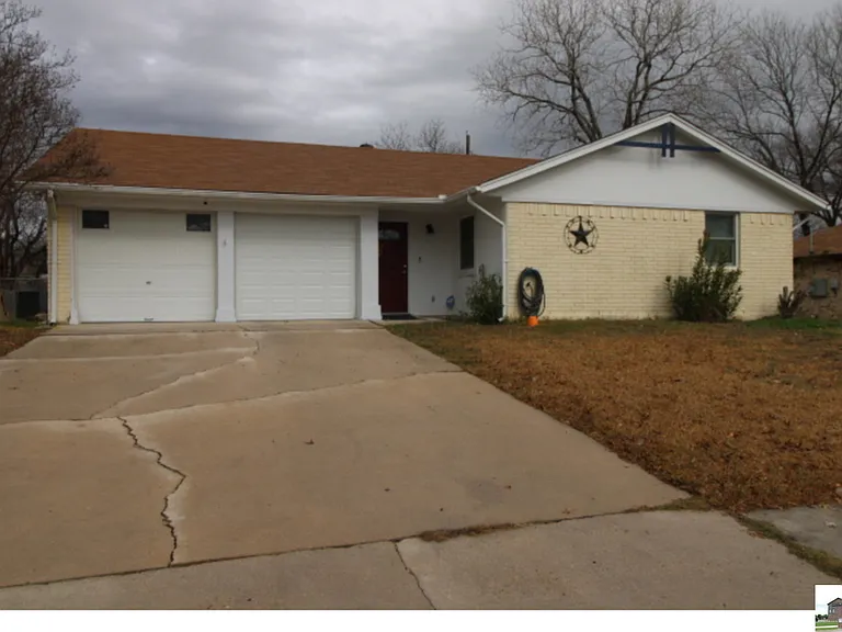 211 E Hogan Dr — Photo 1