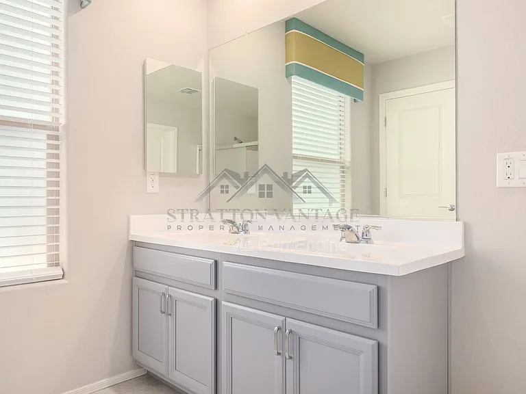 55 E Constitution Dr — Photo 18
