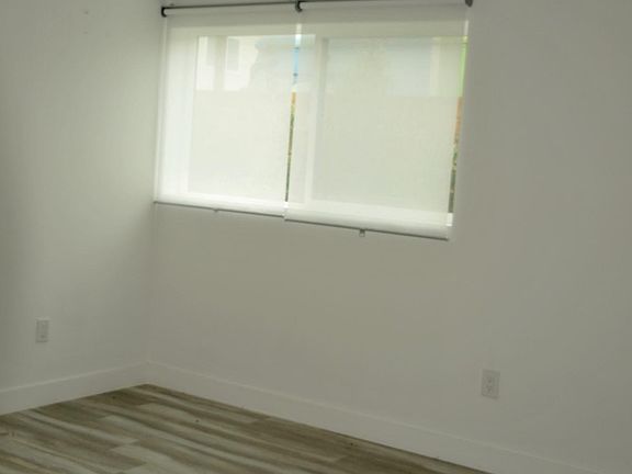 3rd image of 5628 1/2 Auckland Ave