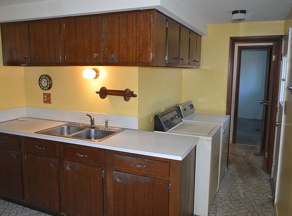 5th image of 326 Desmond Dr