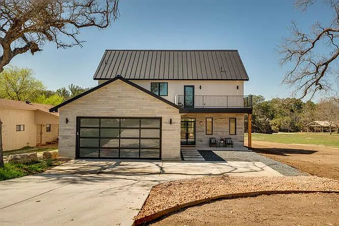 4 bed, 2.5 bath, 2480 sqft, $5,000 — Photo 2