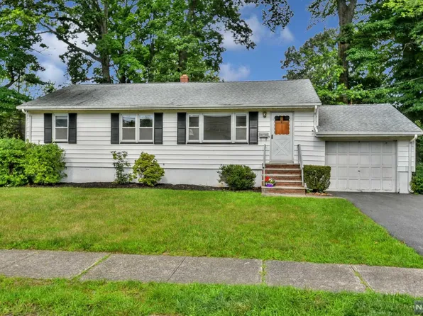 2 Smith St, Waldwick, NJ 07463