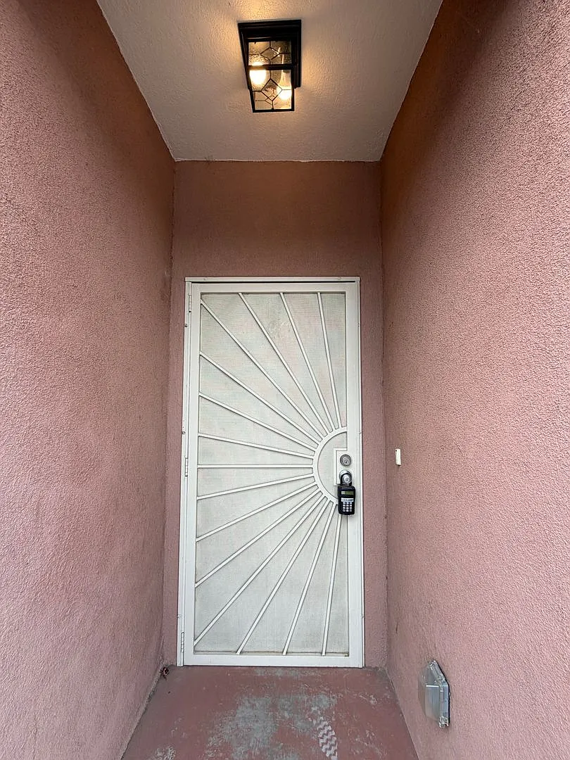 3 Bedroom Town Home Available Near 2nd St SW & Avenida Cesar Chavez / Dolores Huerta! — Photo 2