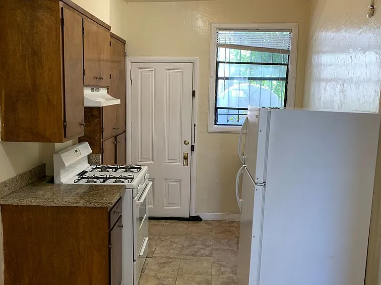 886 Cleveland St — Photo 9
