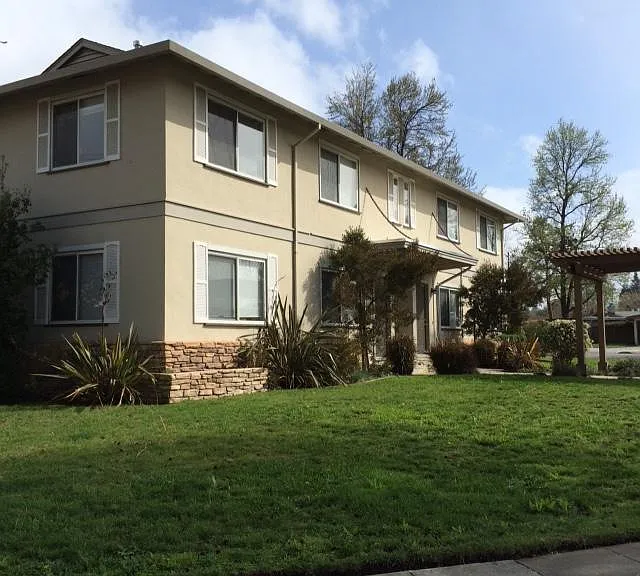 1295 Parkington Ave — Photo 2