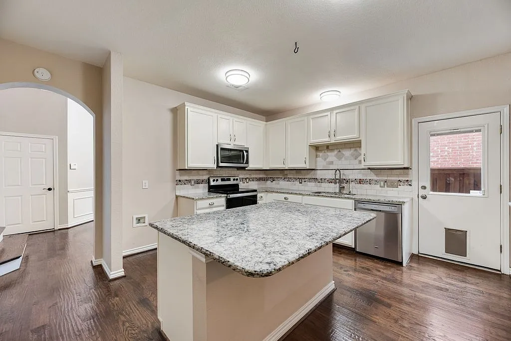 4 bed, 3.5 bath, 2715 sqft, $3,000 — Photo 4