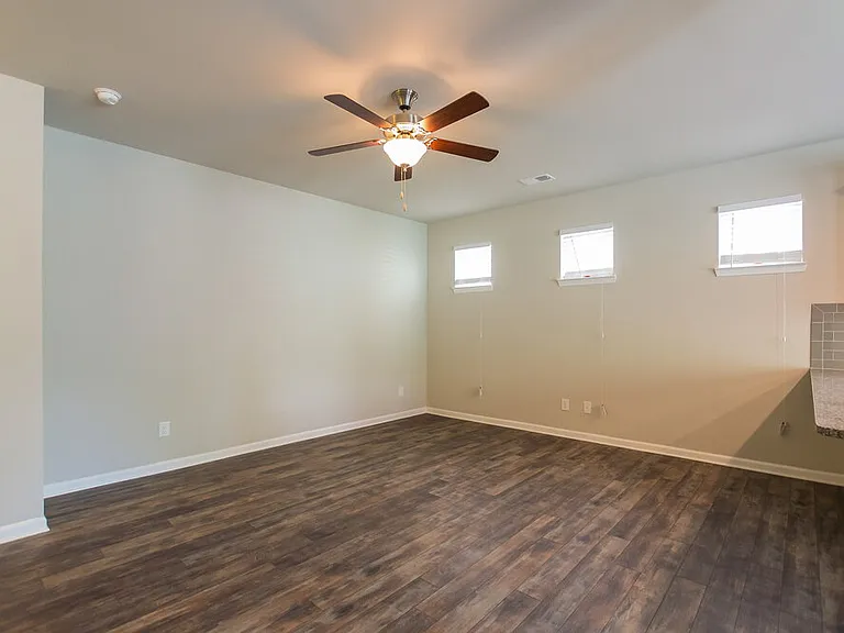 357 E Broad St — Photo 4