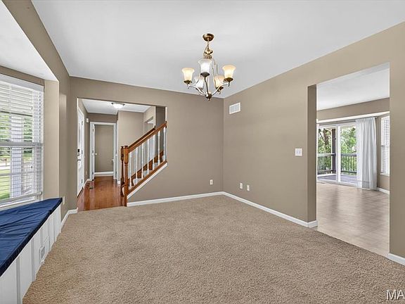 5th image of 2562 Lakeshore Dr