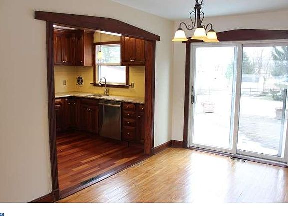 4th image of 81 Rossiter Ave