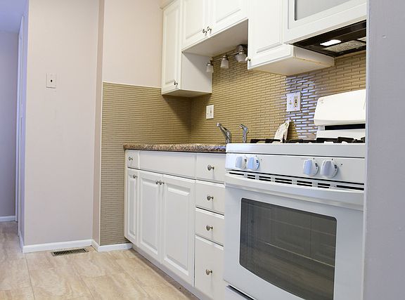 5th image of 1091 Bristol Ct