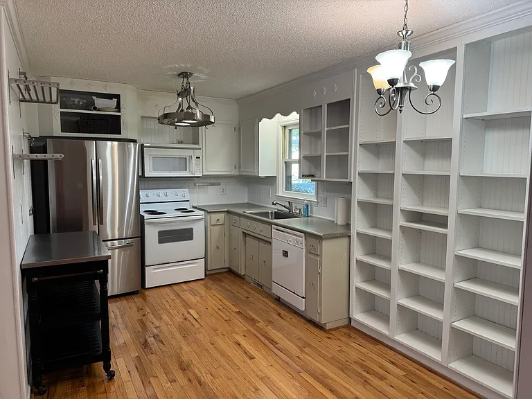 411 S Lyles Ave — Photo 4