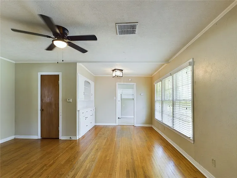 305 Bolton Ave — Photo 2