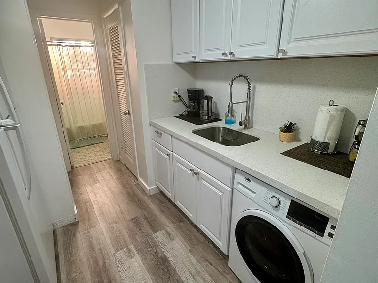 113 N Lakeside Dr #3 — Photo 2