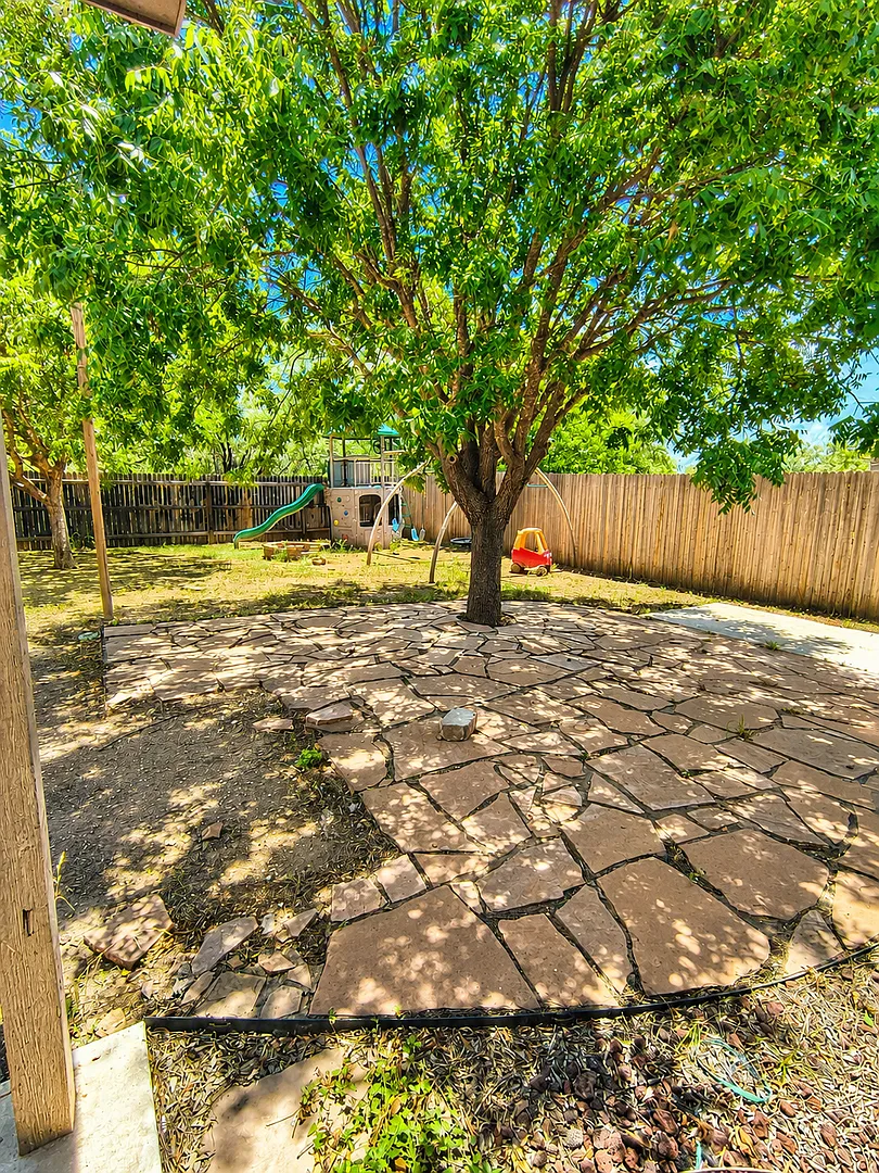 Beautifully Maintained 3 Bed 2 Bath Home Available Now! — Photo 2