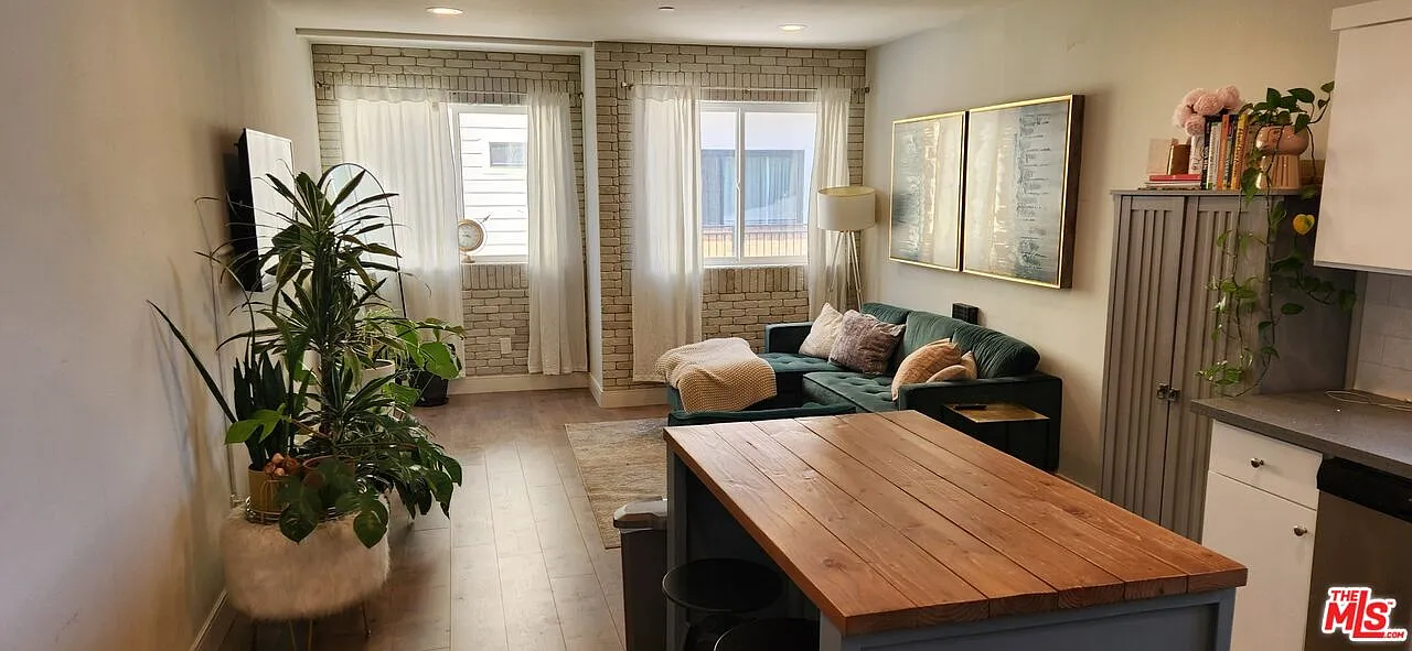 4 bed, 1700 sqft, $4,100 — Photo 2